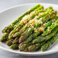 Ger&ouml;steter Gr&uuml;ner Spargel mit Parmesan