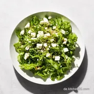 Horiatiki Griechischer Salat mit Feta Sommer auf dem Teller