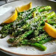 Gr&uuml;ner Spargel mit Parmesan und Zitrone: Pan-Seared in 15 Minutes