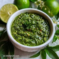 Gr&uuml;nes Pesto: Emulsion mit ger&ouml;steten Pinienkernen