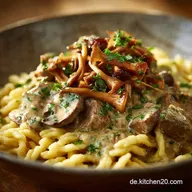 Klassische J&auml;gerso&szlig;e mit Sp&auml;tzle: So gelingt die Pilzrahmso&szlig;e Deluxe