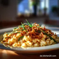Deutsches Wohlf&uuml;hlessen: Cremige K&auml;sesp&auml;tzle mit R&ouml;stzwiebeln