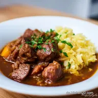 Kasslergulasch mit Wei&szlig;kohl: Deftige Hausmannskost Gulasch