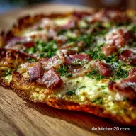 Herzhafte Low Carb B&auml;rlauchSchmandFladen mit Speck: Der krosse Flammkuchen-Traum