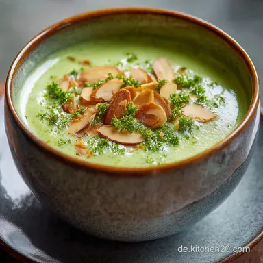 Cremige Keto Brokkolisuppe mit ger&ouml;steten Mandelbl: Der samtige Low Carb Seelenw&auml;rmer Rezeptkarte