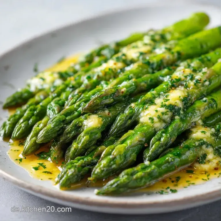Elegant auf einer Platte angerichteter, knackiger gr&uuml;ner Spargel mit gl&auml;nzenden Buttertupfern und feinem Schnittlauch.